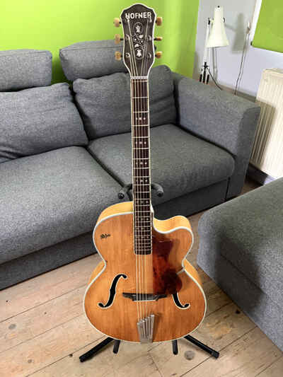 1958 Höfner President  vintage acoustic guitar. Very good condition. A beauty.