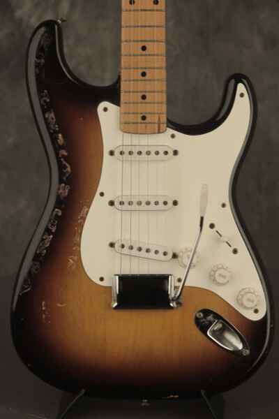 original 1957 Fender Stratocaster Sunburst w / orig. tweed case