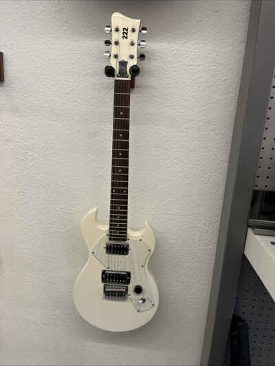 Vintage First Act Adam Levine 222 Electric Guitar White Peavy