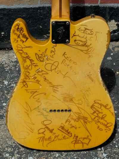 1972 Fender Telecaster cool original signed by a Dozen famous Guitar Players !