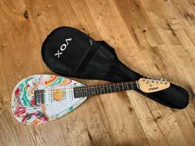 Neuwertige VOX E-Gitarre mini, Mark III, Teardrop  /  bunte Saiten