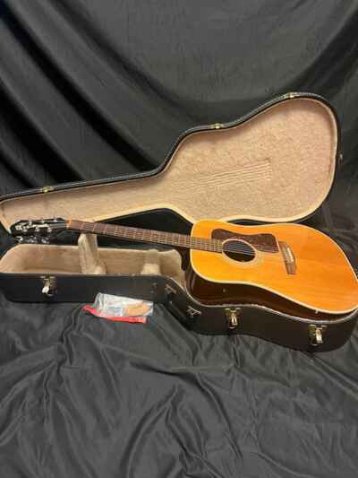 1989 Vintage Guild D40 USA Made Acoustic Dreadnought Guitar W / Case
