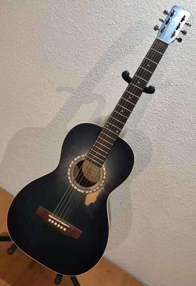 ??Art & Lutherie AMI Cedar Blue Top Parlor 3 / 4 Acoustic Guitar with Case Vintage