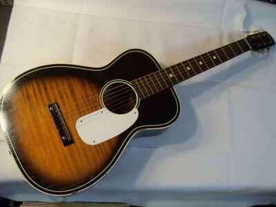 VINTAGE SILVERTONE ACOUSTIC PARLOR GUITAR MODEL 319-60609 w /  CASE MADE IN USA!