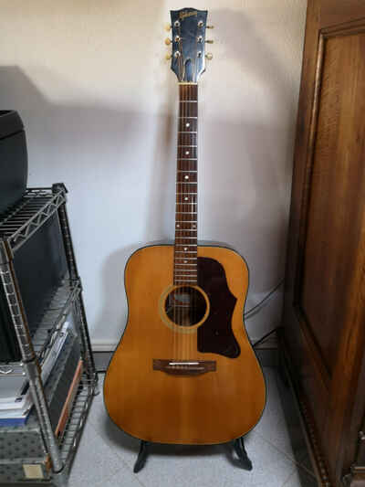 Stupenda chitarra acustica elettrificata Gibson J40 del 1971