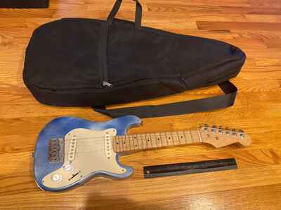 VINTAGE MINI TRAVEL GUITAR - ELECTRIC GUITAR WITH PROTECTIVE BAG / CASE LOOK!