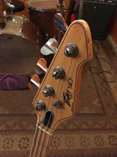 Peavey T-40 Bass guitar vintage, with original case. Great condition.