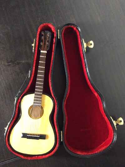 Guitar With Case MINI Mississippi Delta Blues OPERABLE STRINGS MAKES SOUND TOY