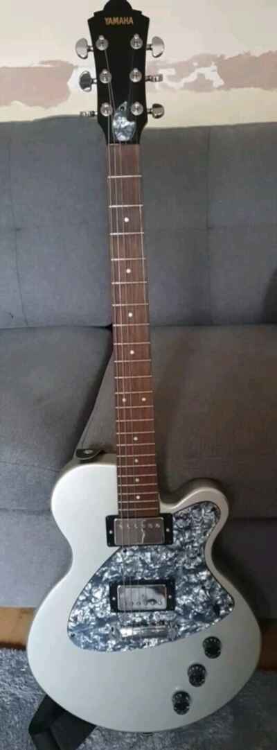 Yamaha AES 500 Silver Blue Guitar with leather case