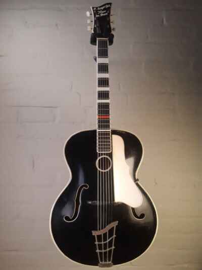 C1957 HOYER Herr im Frack. Schlaggitarre  Archtop.