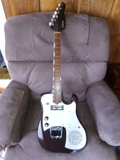 . VINTAGE .. 1965 Silvertone Mij TRE 100 electric guitar w-built in amp.