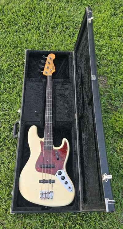 Vintage 1962 Fender Jazzbass Guitar w / HSC!