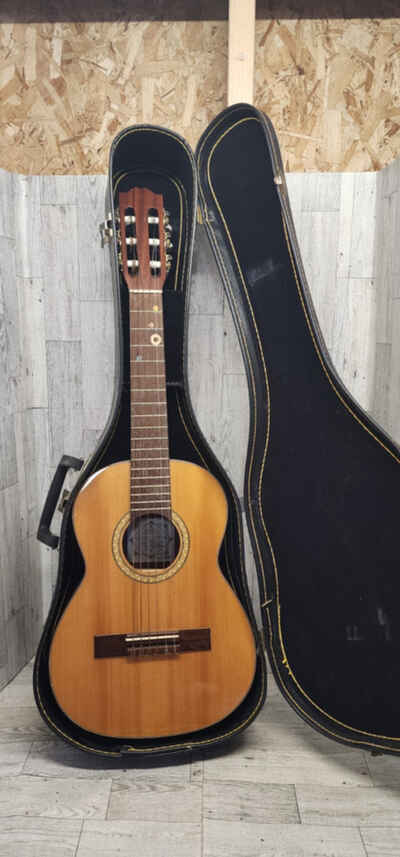Vtg AMADA 5454 1 / 4 Classical Guitar w / case