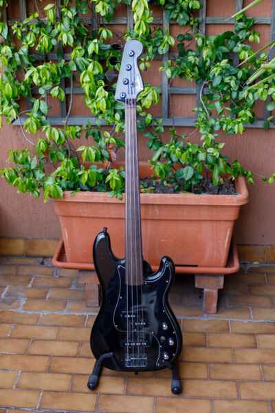 Basso Fender Jazz Bass Special fretless colore nero made in Japon in 1978 / 79