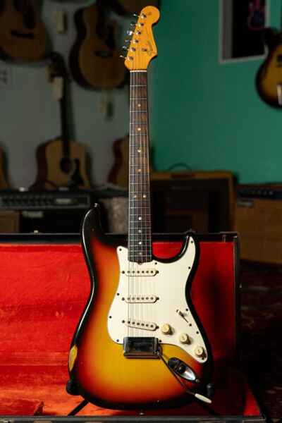 1965 Fender Stratocaster Sunburst Finish w / OHSC