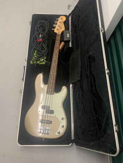 vintage squier by fender precision bass with case + cable  /  SN IC00070811
