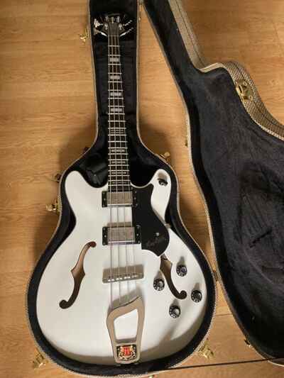 Hagstrom Viking Bass Short Scale mit Koffer