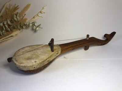 Gusle ou Guzla - instrument de musique traditionnel en bois sculpté à la main