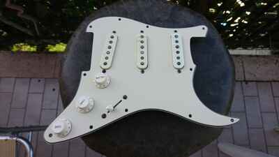 battipenna e pickups di una chitarra Greco SE 500 del 1981