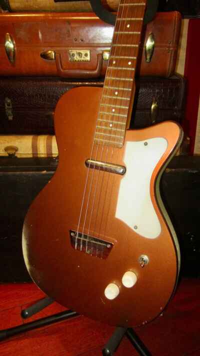 ~ 1961 Silvertone Danelectro U-1 Gold