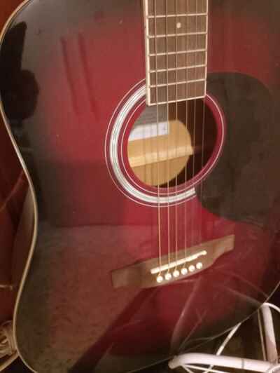 chitarra acustica eko vendo con custodia praticamente usata 5 volte vendo casa