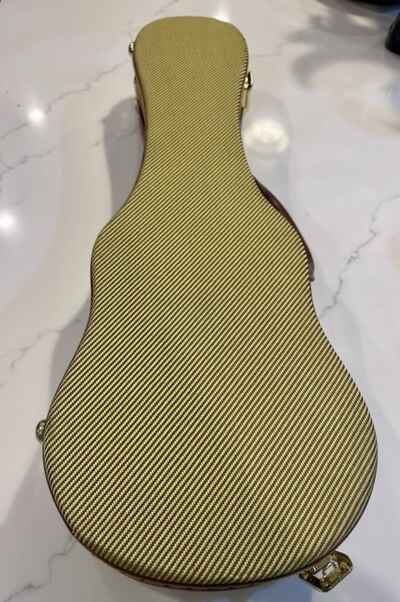 STAGG 21 GOLD TWEED SOPRANO UKULELE HARD CASE WITH KEY. VINTAGE STYLE PROTECTIVE