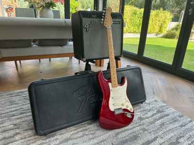 FENDER STRATOCASTER 1984 Candy Apple Red Maple neck. Hard Case & AMP *MINT*