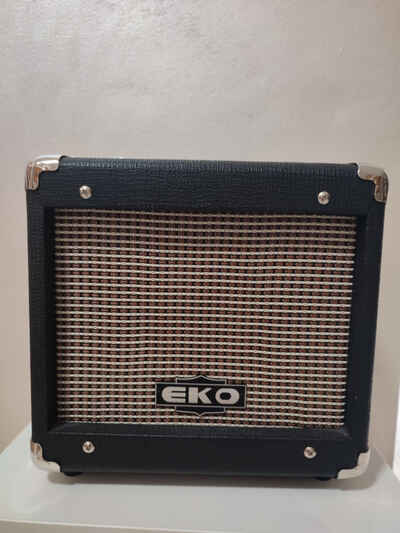 EKO V15 AMPLIFICATORE COMBO PORTATILE 15W PER CHITARRA ELETTRICA + CAVO