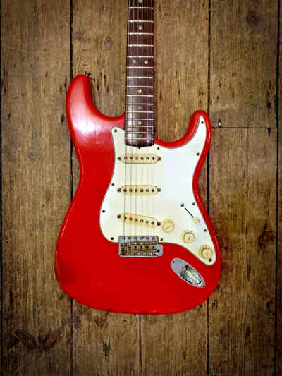 1966 Stratocaster Refin Dakota Red comes with a hard shell case