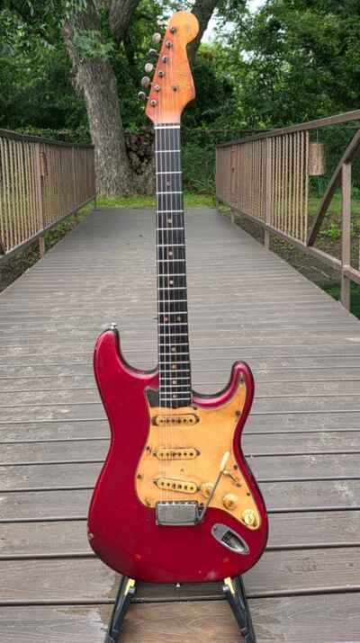 Vintage 1965 Fender Stratocaster Candy Apple Red Guitar w / HSC! -LL