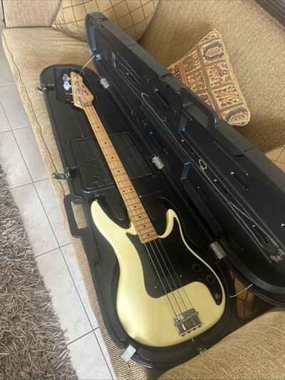 Peavey Patriot Bass Guitar Black with Original Hardshell Case