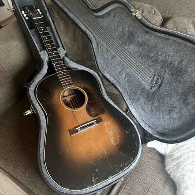 1946 Gibson J-45 ultra rare Mahogany Top w / a Script Gold Logo made 1 year. J45