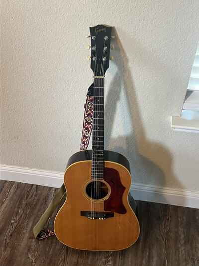 Vintage 1971 Gibson J-50 acoustic guitar w / case