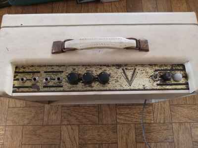 Oahu Vintage Tube Guitar Amp. Says "Valco Chicago 51 " . 10" speaker. Good conditi