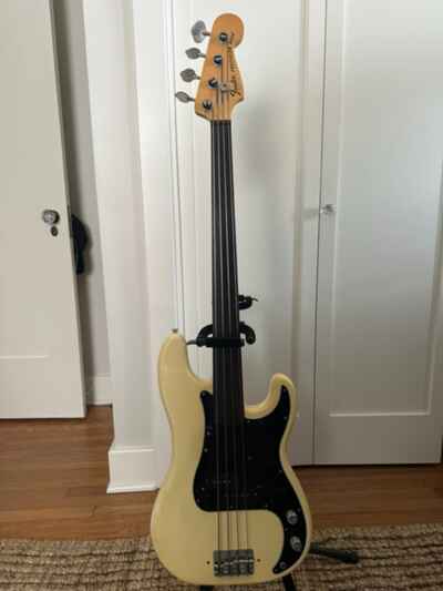 Fender precision bass fretless vintage 1976 Mint - all original - Olympic white
